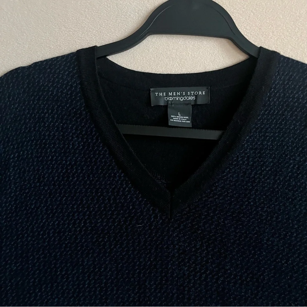 Bloomingdales The Men’s Store 100% Merino Wool V-Neck Sweater Navy Blue L Preppy